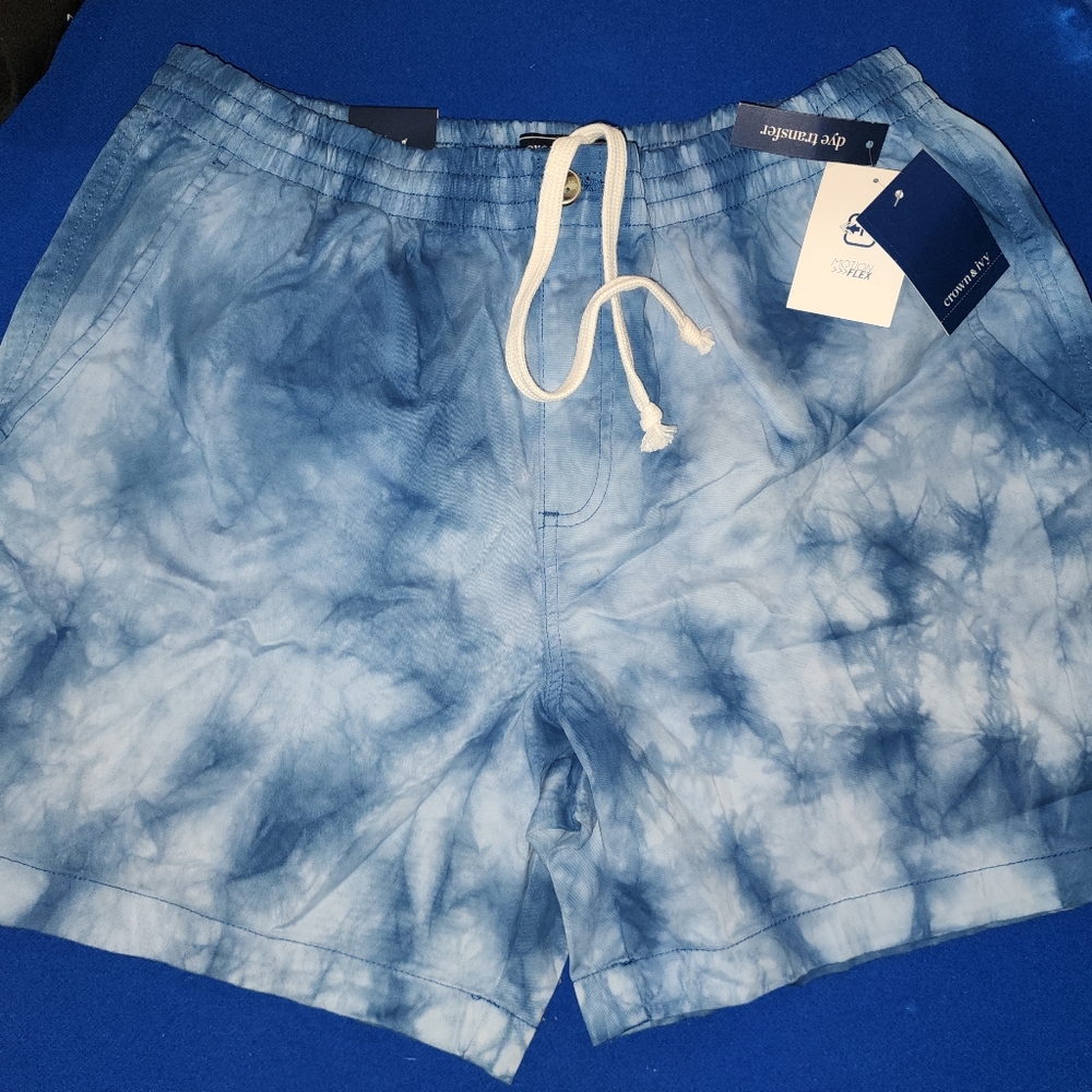 Crown and Ivy size L 6 inch inseam shorts
